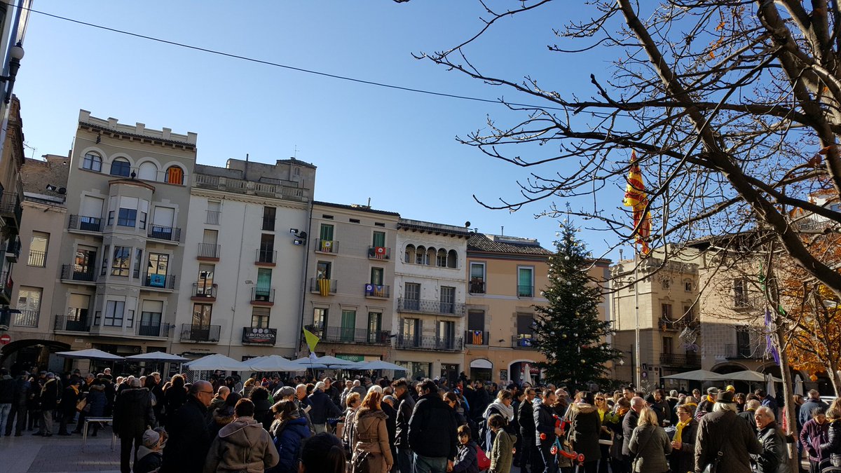 PontGasso's tweet photo. Un Nadal que no podem oblidar que NO ÉS NORMAL, per això ens aturem un moment enmig del neguit habitual i cantem nadales per la #LlibertatPresosPolítics https://t.co/bcMNsMLiAP