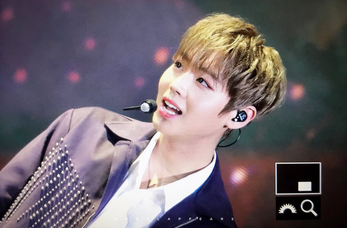angelappears529's tweet photo. 171224 Merry Christmas 🎄 #박지훈 #워너원 https://t.co/bTq3TpBy7J