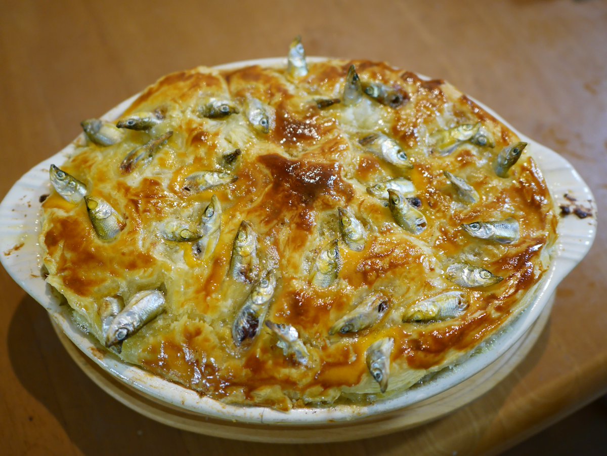 O Xrhsths ぽんてーぬ Sto Twitter クリスマスのディナーにスターゲイザーパイ食べました ホントは小イワシとか小アジでやった方が良い絵面になるのだけど クリスマスな鮮魚売り場はエビとかムール貝とかしかなかったそうで 苦肉の策のワカサギで星を見上げて