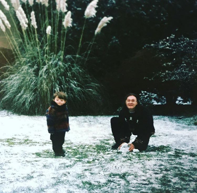 DIOS MIO LOU SE VE TAN PEQUEÑO, QUE TE DAN UNAS GANAS DE ABRAZARLO Y NO SOLTARLO, SE MERECE TANTO AMOR Y CARIÑO #HappyBirthdayLouisTomlinson