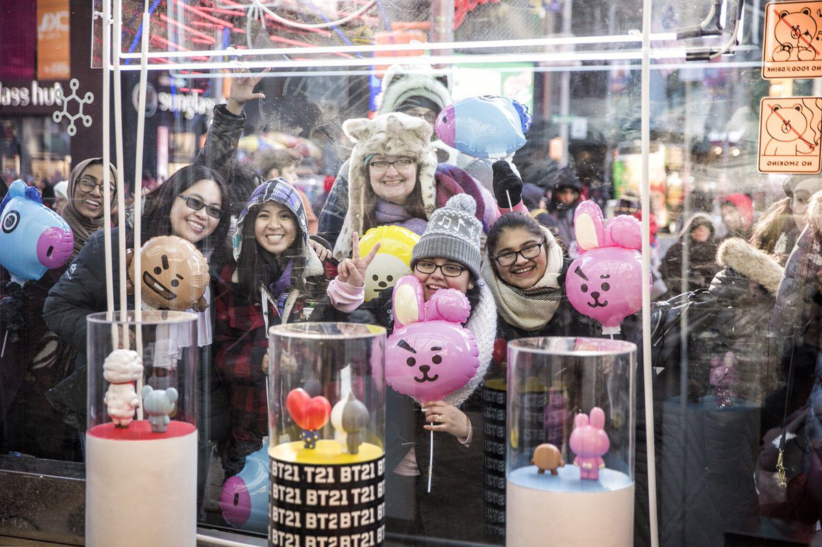 BTS_MadridBase's tweet photo. 【BTS x UNIVERSTAR BT21】
 
#BT21 en Nueva York! 

⇝https://t.co/OSiGXoSOYx       
@BTS_twt ✗ @BT21_ #CreatedbyBTS #BTS  #UNIVERSTAR https://t.co/UtUGgQhrAI