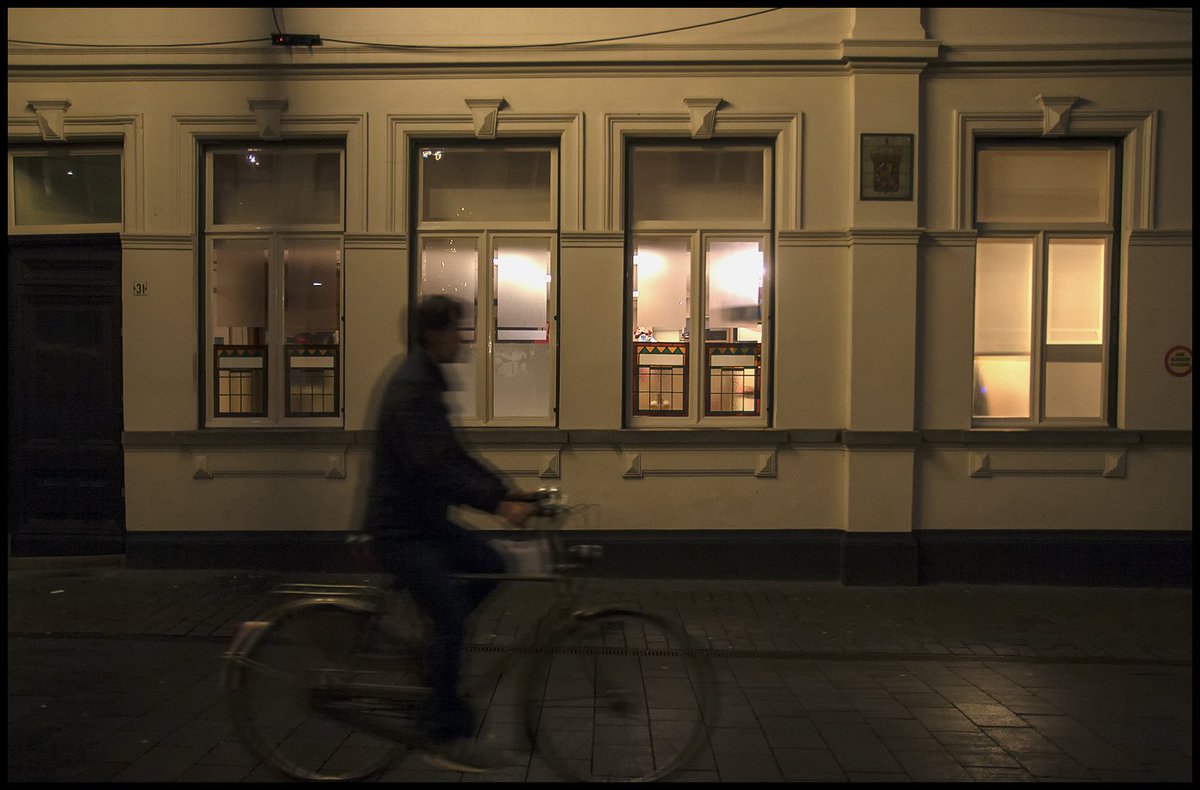hunterleo3's tweet photo. Sint Janstraat #streetphotography https://t.co/hDxwqph3Ud