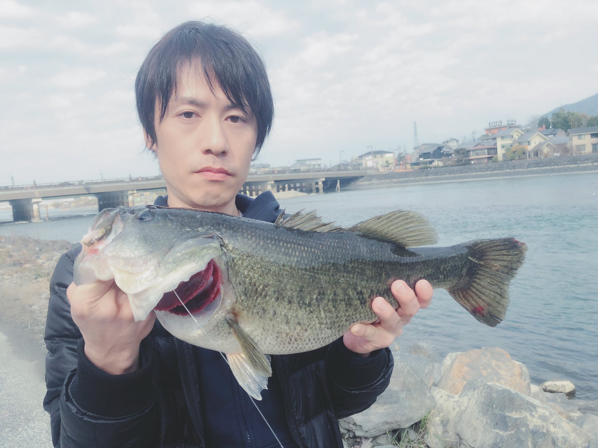 はーたん イベントの翌日朝から琵琶湖 におの浜に行ってみたけど釣り堀状態w すこしだけやったけど魚の気配なしで帰る途中に京都宇治川によって釣り5投目ぐらいでチャタクルで54センチバスゲット 今年最後の釣りだったからめっちゃ嬉しい 京都