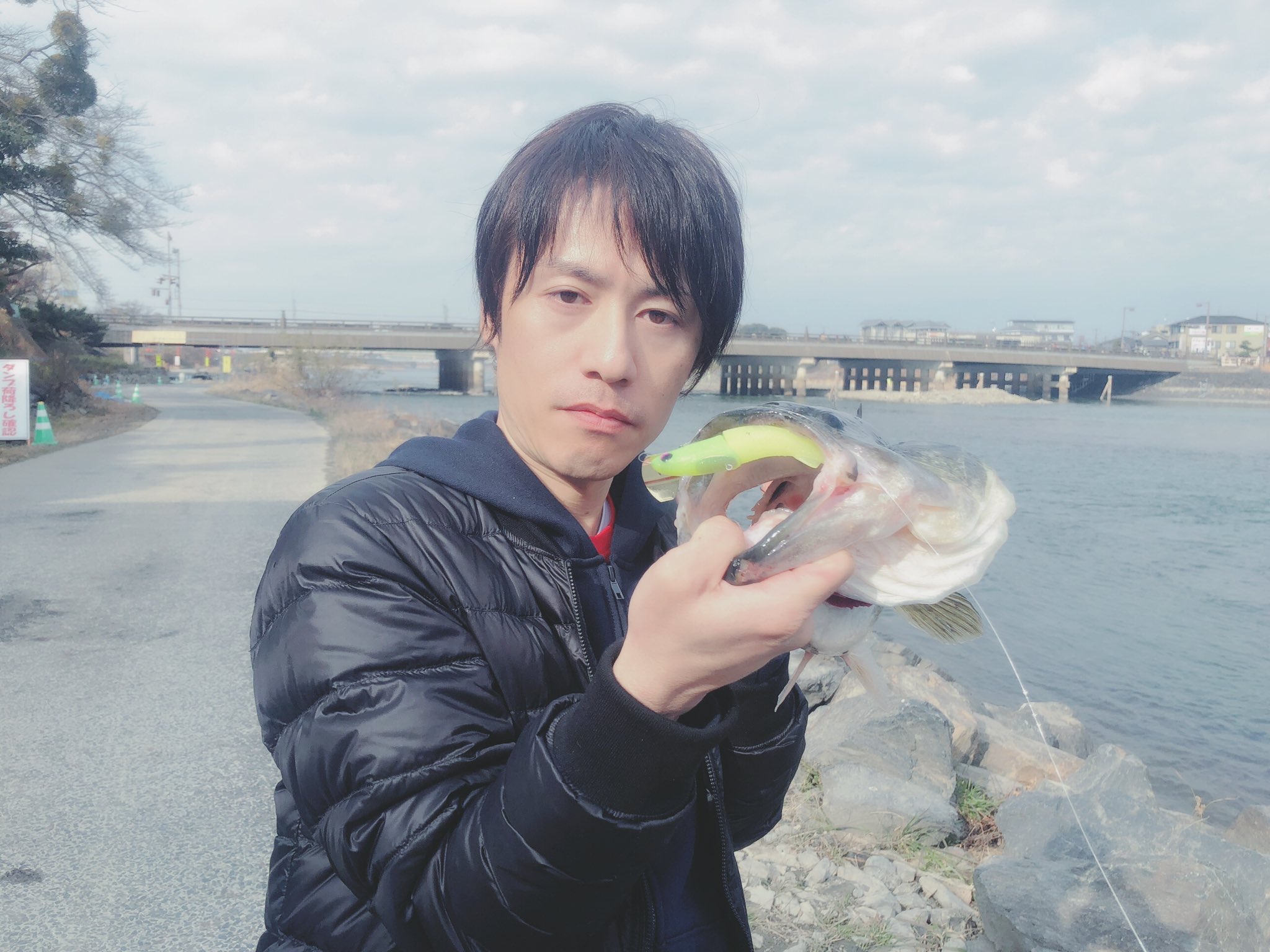 はーたん イベントの翌日朝から琵琶湖 におの浜に行ってみたけど釣り堀状態w すこしだけやったけど魚の気配なしで帰る途中に京都宇治川によって釣り5投目ぐらいでチャタクルで54センチバスゲット 今年最後の釣りだったからめっちゃ嬉しい 京都