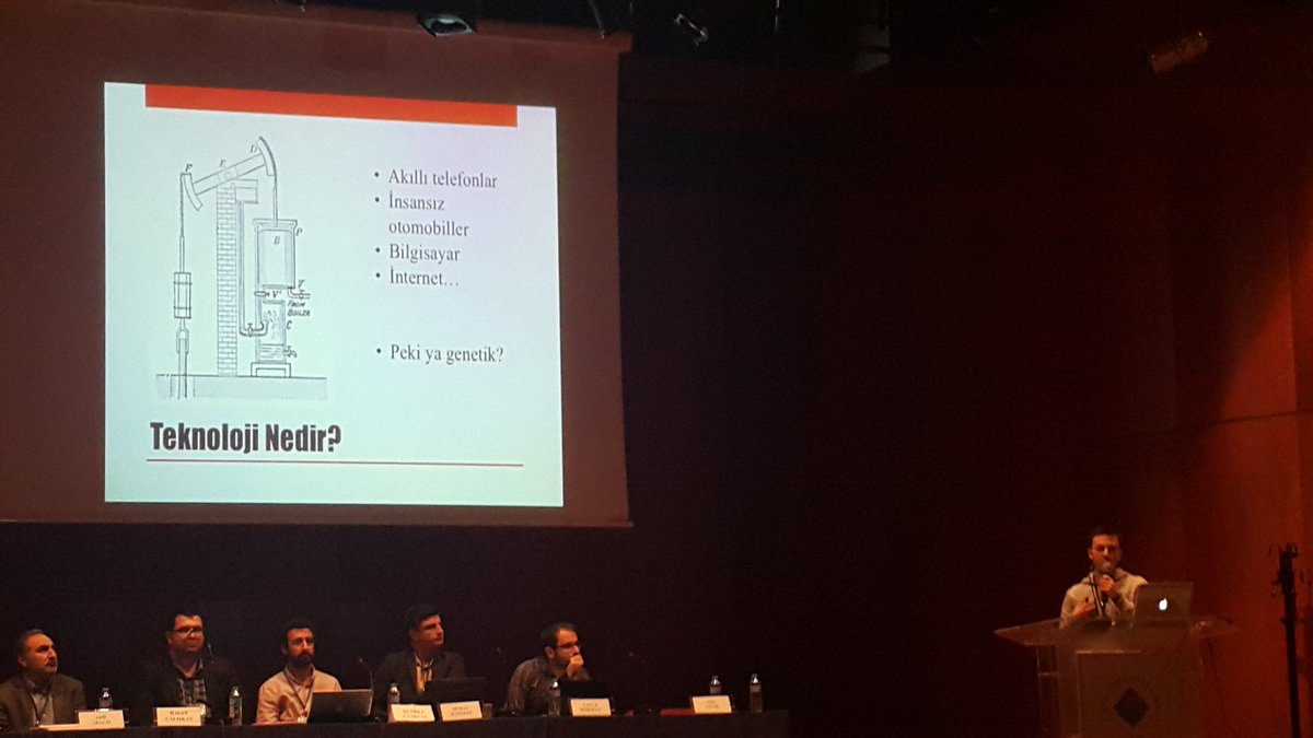 Günün ilk oturumu olan “Bilim ilerlerken toplum neden ilerlemiyor?”  Anıl Çınar’ın “Teknoloji insanı kurtarabilir mi?” isimli sunumuyla başladı. <a href="/evrimsempozyumu/">Evrim Sempozyumu</a> #EvrimYoksaBilimDeYok