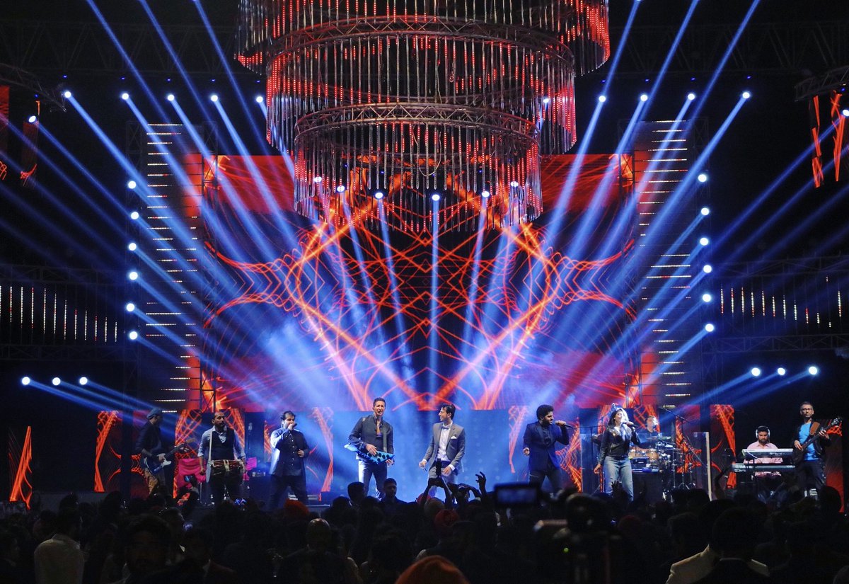 rajpandit17's tweet photo. Friday night in #Raipur!⚡️
#SalimSulaimanLive #SSLive2017 https://t.co/bHpyVwvSu8