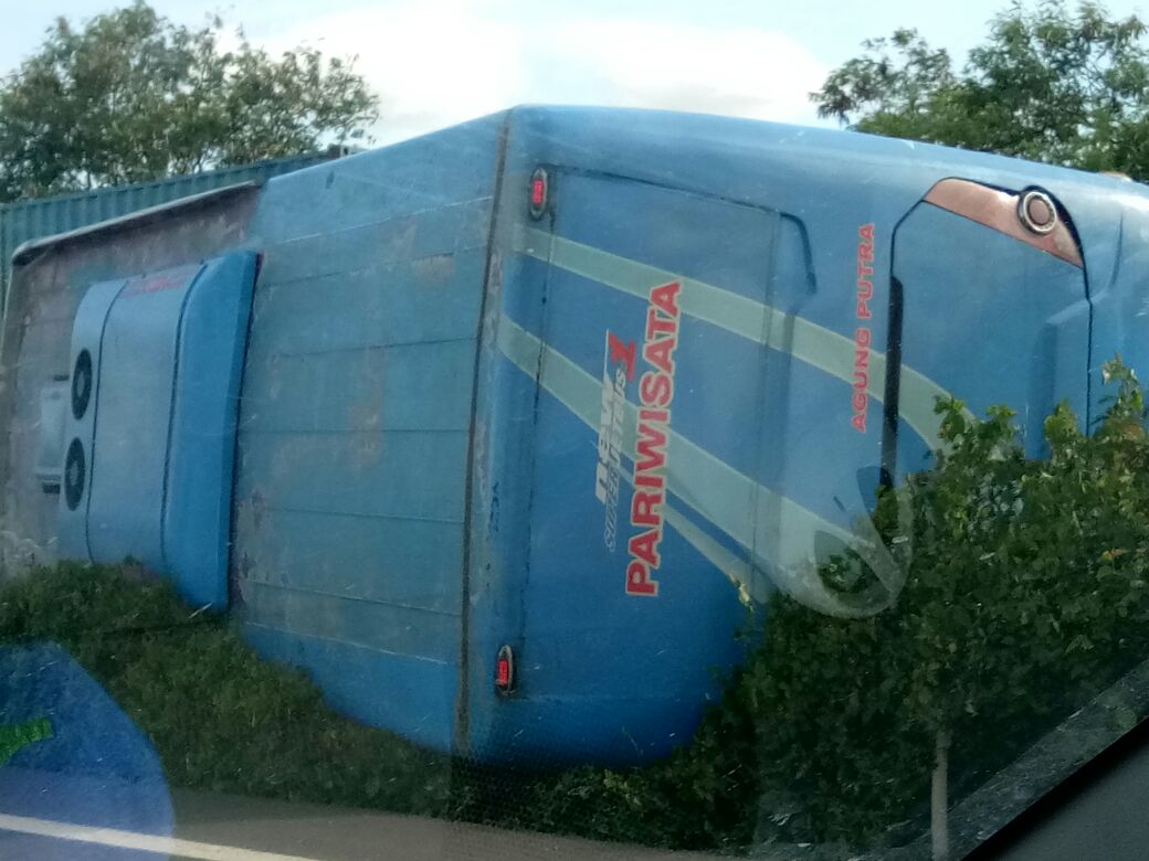 AbuAlHaAz's tweet photo. @RadioElshinta @TMCPoldaMetro  Kecelakaan di tol merak arah tangerang di km 53 https://t.co/IKNB2HOgJJ
