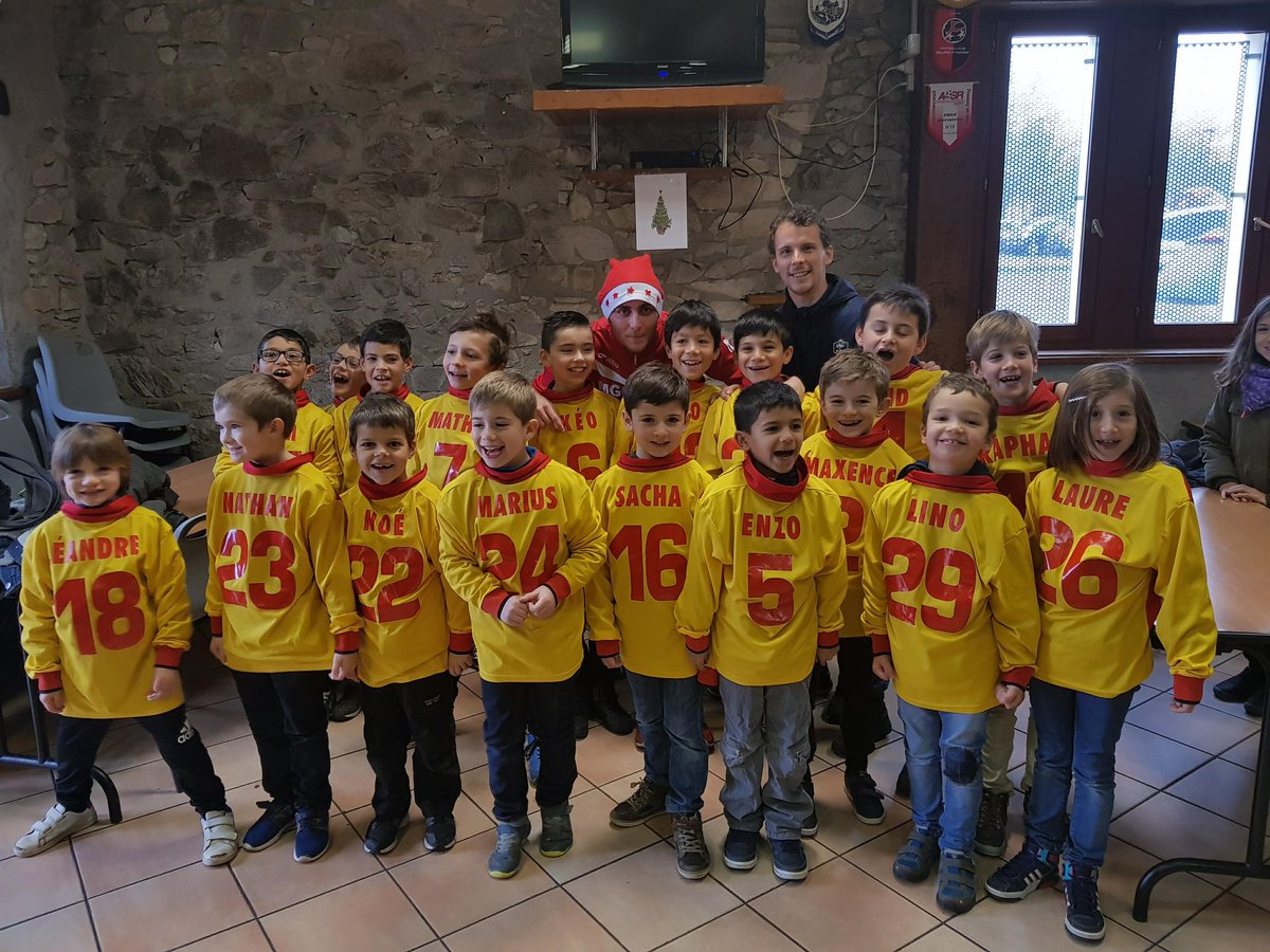 GeraldCoge's tweet photo. Remise des anciens maillots du club floqués au nom des enfants pour les u8-u9. Le père Noël à l'Etoile de Clisson a été généreux. Merci aux seniors du club d'avoir pu matérialiser notre idée. 
Les gamins s'en souviendront longtemps. 
@VinceMalb @VestiairesMag https://t.co/bCqCDoRXXD