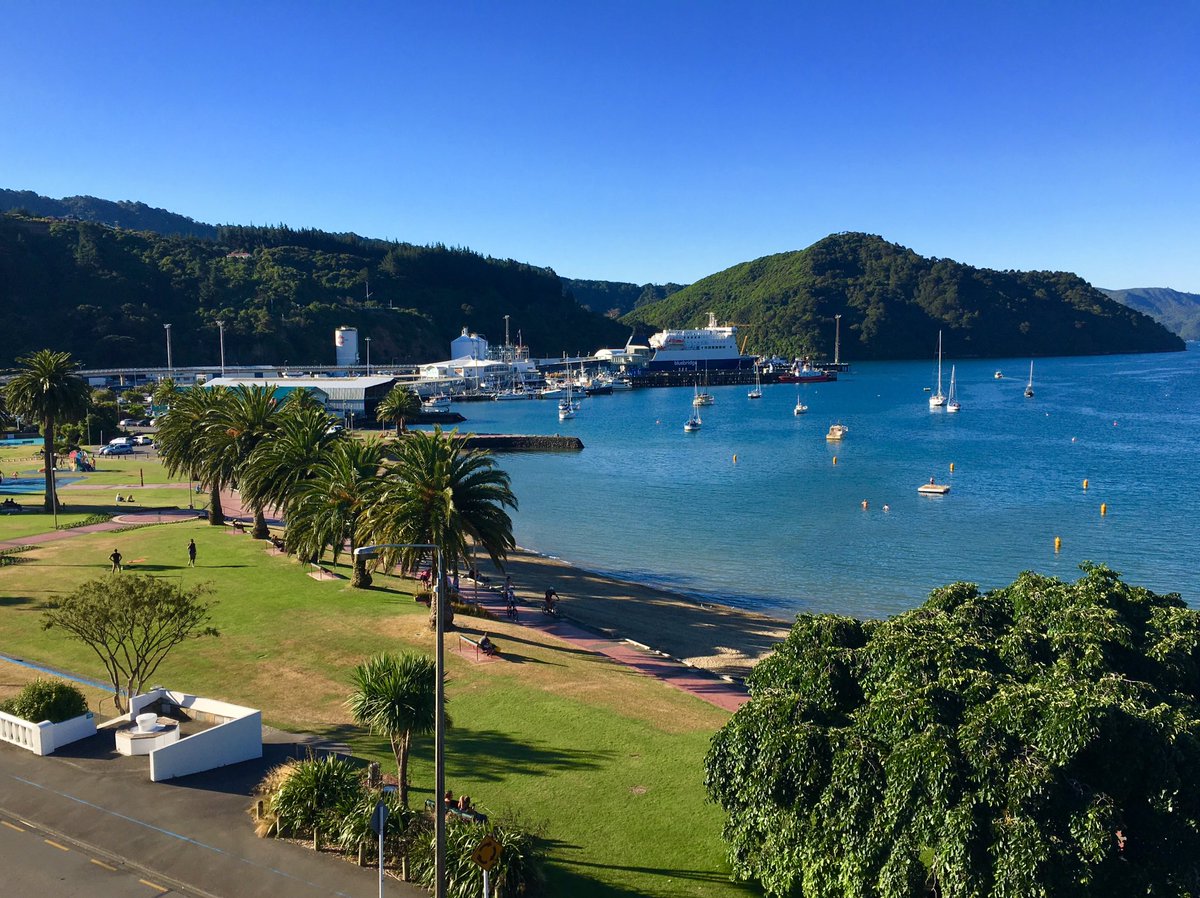 LimeEstelle's tweet photo. New Zealand has treated us to the most wonderful Christmas Eve.  Wherever you are in the world, I wish you the very merriest of Christmases! https://t.co/w8KswOh5kB