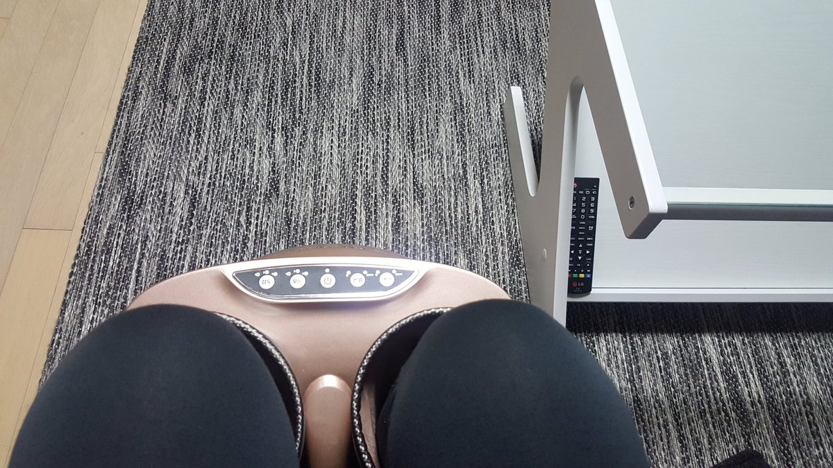 크리스마스 이브에는 사랑하는사람들과
함께💕 행복해요~ 고마워요~
이모집와서 다리마사지중ㅎㅎ 시원해요😇