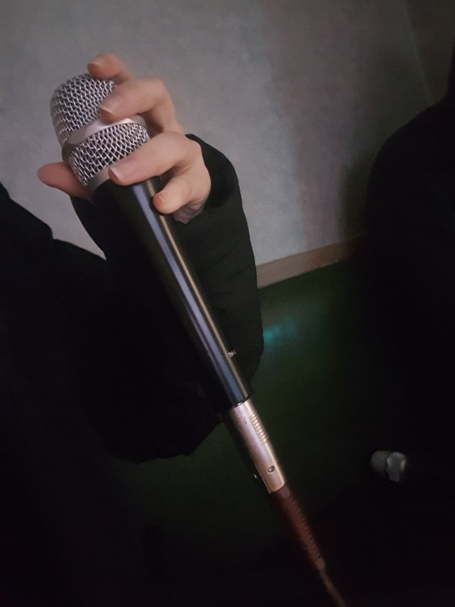 toget0318's tweet photo. #그림자료 #손자료 

노래방 마이크 잡는 손모습 https://t.co/qJiaAWY6gZ