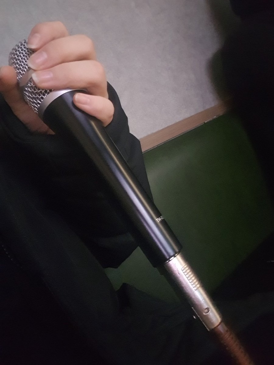 toget0318's tweet photo. #그림자료 #손자료 

노래방 마이크 잡는 손모습 https://t.co/qJiaAWY6gZ