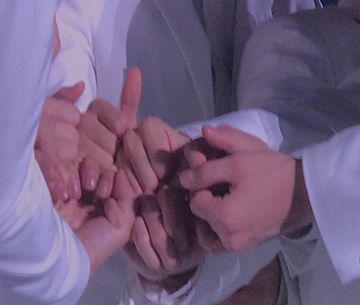 B506bhqx's tweet image. ทั้ง 8 คนจับมือเกี่ยวก้อยกันงี้หรอออออออออเกี่ยวยังไงให้ครบ 8 อะ55555555 ฮืออรัก ❤️❤️❤️❤️