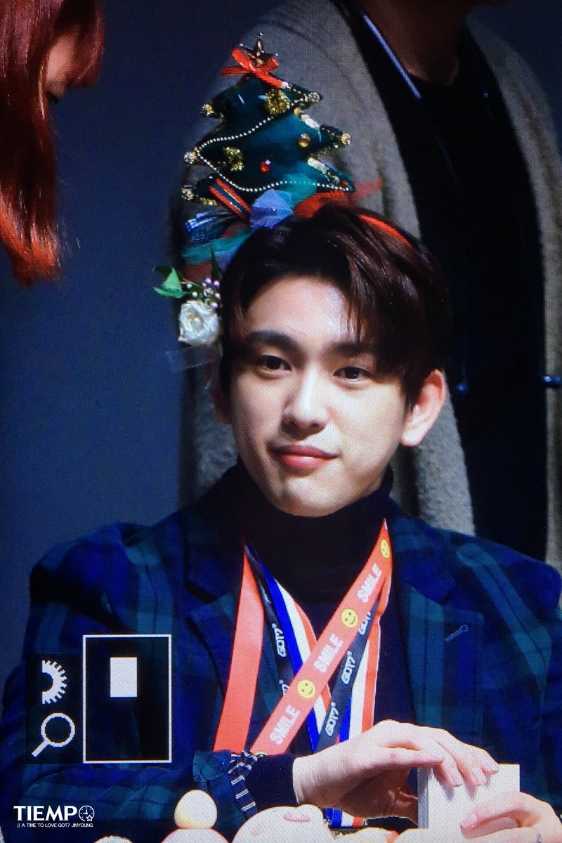 TIEMPO_JY's tweet photo. 171224 스폐셜 이벤트 잘생긴 트리🌲 #진영 #Jinyoung #GOT7 https://t.co/Q44PkXN3IL