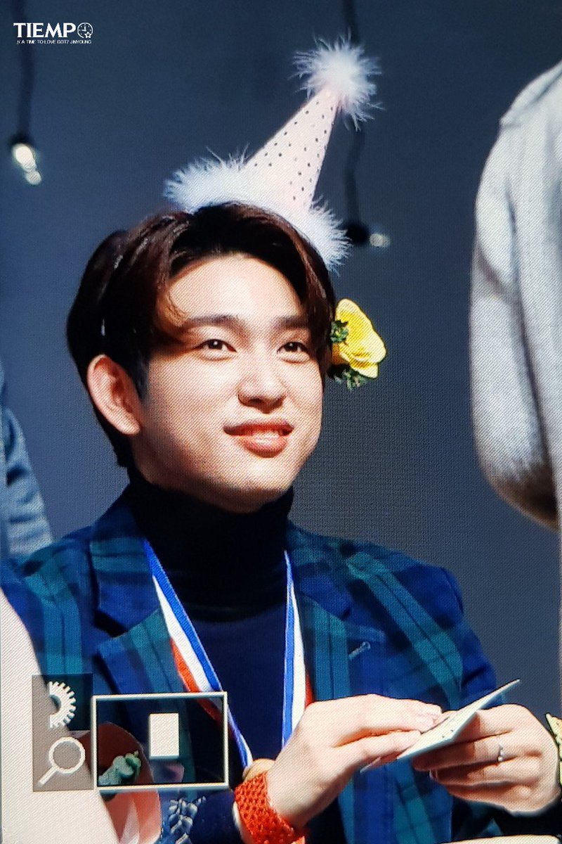 TIEMPO_JY's tweet photo. 171224 스폐셜 이벤트 너무 귀여워😭😭😭 #진영 #Jinyoung #GOT7 https://t.co/Mu1znNNhlN