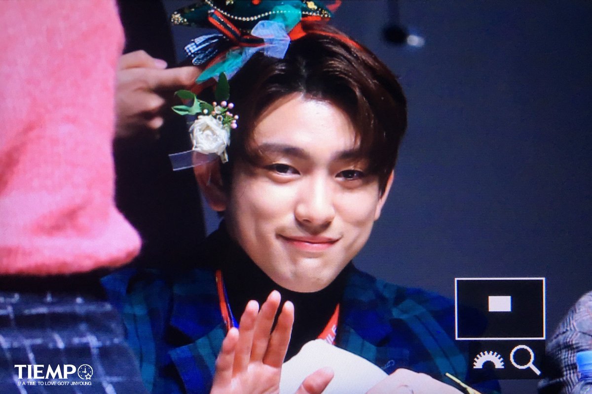 TIEMPO_JY's tweet photo. 171224 스폐셜 이벤트 수고했엉😀🖐 #진영 #Jinyoung #GOT7 https://t.co/2uJ7jpUpGh
