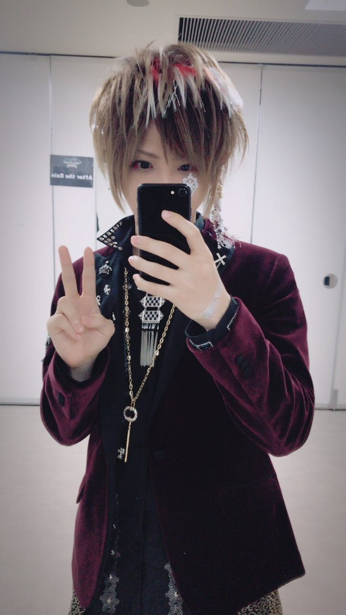 AtR神戸公演２日目ありがとうございましたぁぁぁぁ
すごい盛り上がってくれて本当に楽しかった...
そらまふでパシャリ  今日は派手ですね

ところどころ声が千切れたけど、出るとこは高いとこ出てたし、これからも修行していくんだ(´・ω・｀)！