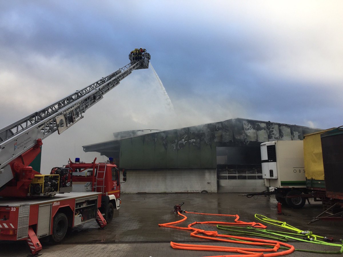 RalphStanger's tweet photo. -Aktuell- Großbrand einer Lagerhalle in #Hochdorf-#Assenheim. Derzeit keine Meldung über Personenschäden. Auch VG-BM vor Ort.
#Brand #katwarn #Blaulicht
@BILD https://t.co/wNeyFAPNGu