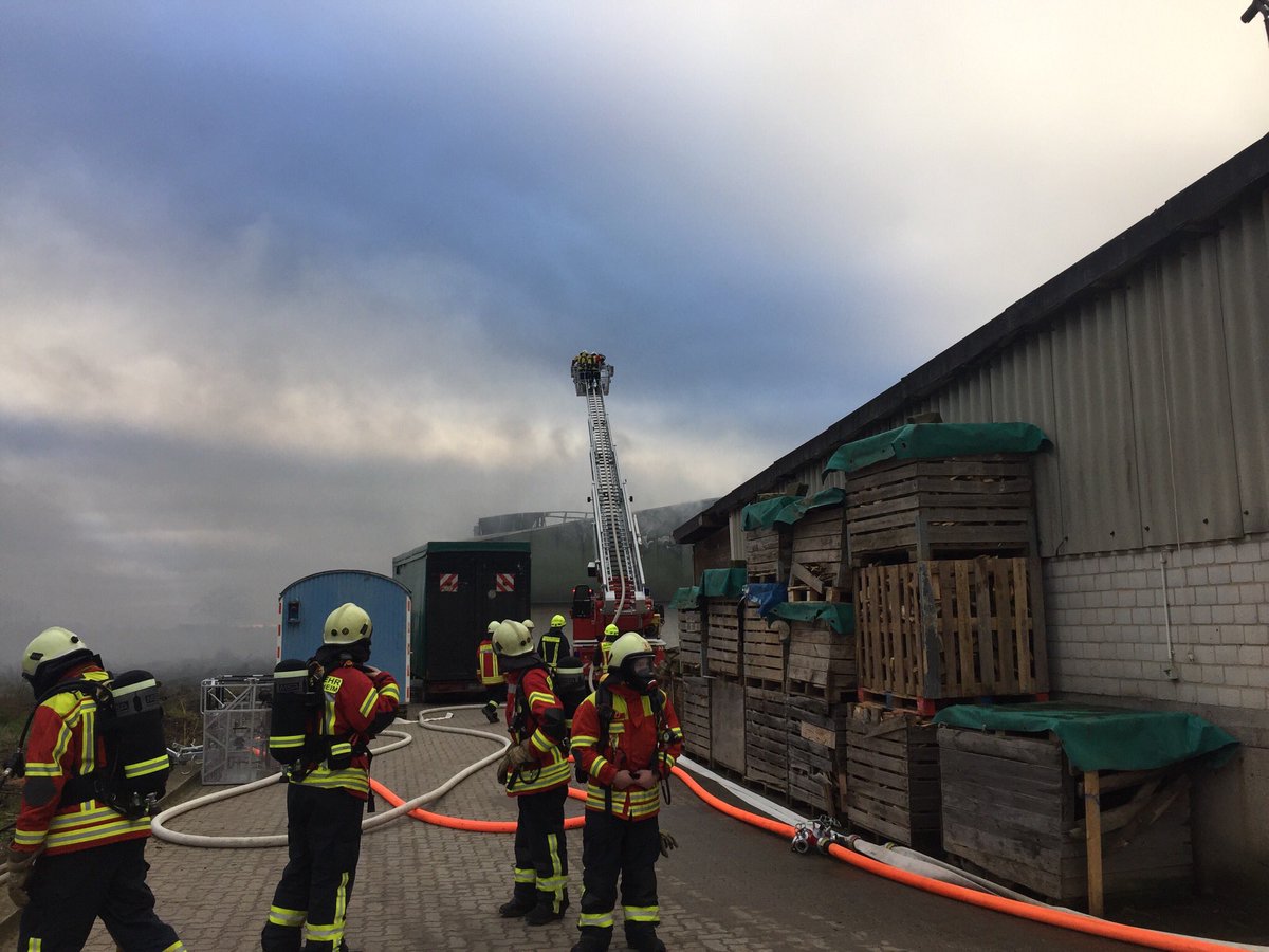 RalphStanger's tweet photo. -Aktuell- Großbrand einer Lagerhalle in #Hochdorf-#Assenheim. Derzeit keine Meldung über Personenschäden. Auch VG-BM vor Ort.
#Brand #katwarn #Blaulicht
@BILD https://t.co/wNeyFAPNGu