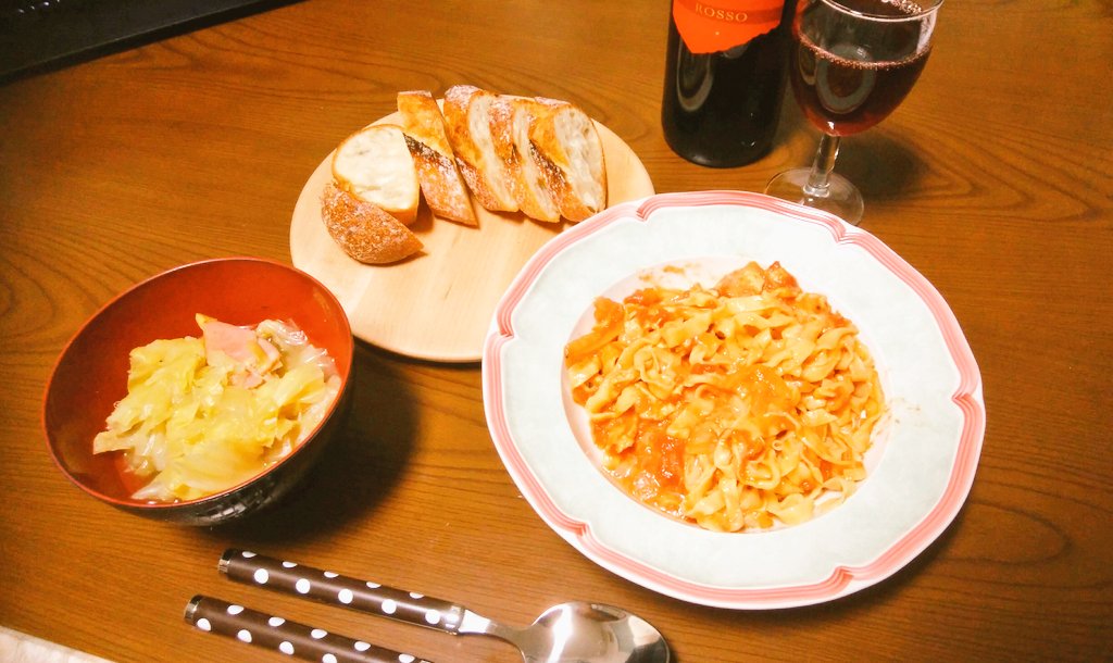 メリークリスマス！本日のメニューはトマトソースinチーズのパスタです
先日食べたトラットリアガブリエルさんのパスタが美味しくてまねして作ってみた次第です
久々の生パスタ作りでしたが少しずつコツを掴めてきたような気がします
もう一品ぐらい作りたいなと思いつつ1人の晩餐を楽しんでいます笑