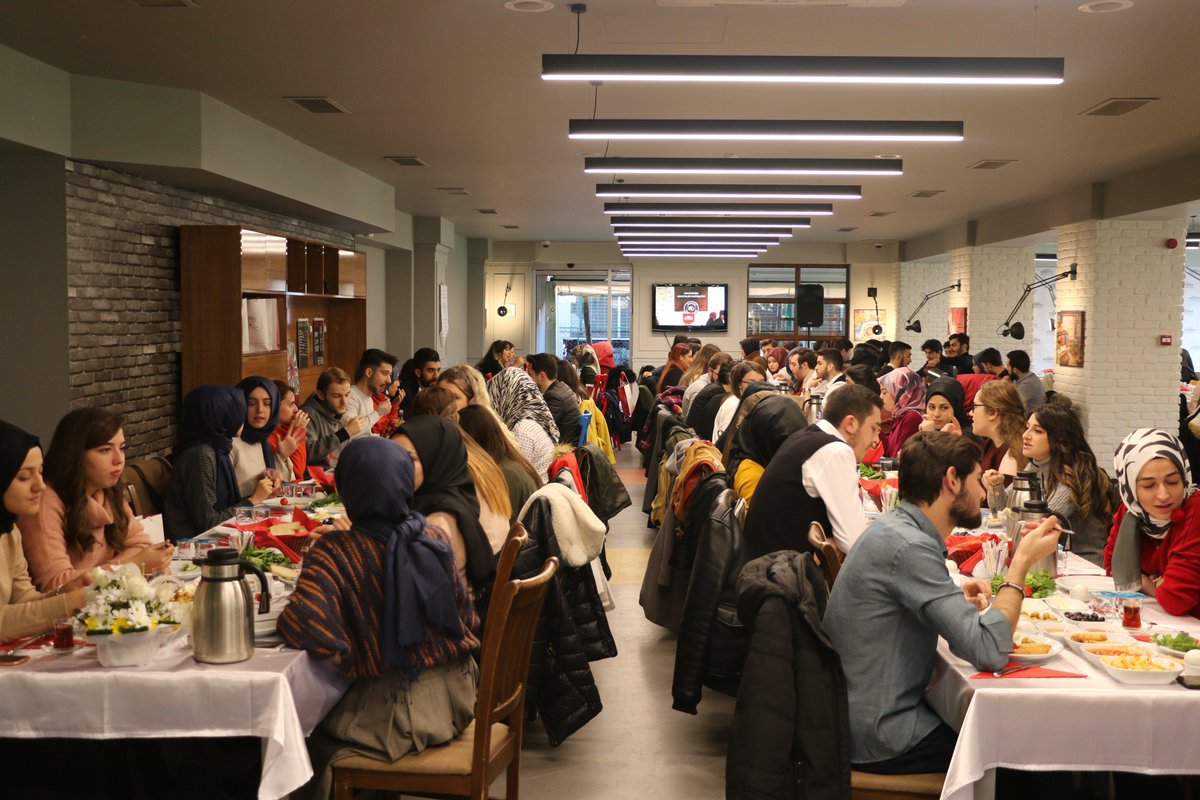 "3. Geleneksel Bezmialem Mezunlar Kahvaltısı"nda eski öğrencilerimiz yeni meslektaşlarımızla bir arada olmanın gururu içerisindeyim. Birçok mezunumuz ile aynı çatı altında bilime ve insanlığa katkı sağlamaya devam edeceğiz.