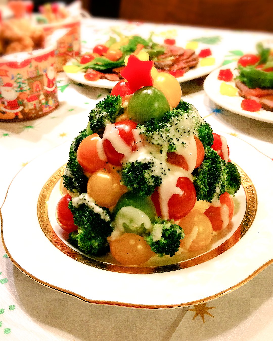 ゆかぽん できたでー 子供が喜びそうなクリスマスご飯ないかなぁと友達に相談したら ポテトサラダで クリスマスツリー を作るというアイデアをいただいたので 作りました ツリーの中身はポテトサラダ パパがフランスパン持って帰ってきてくれたので