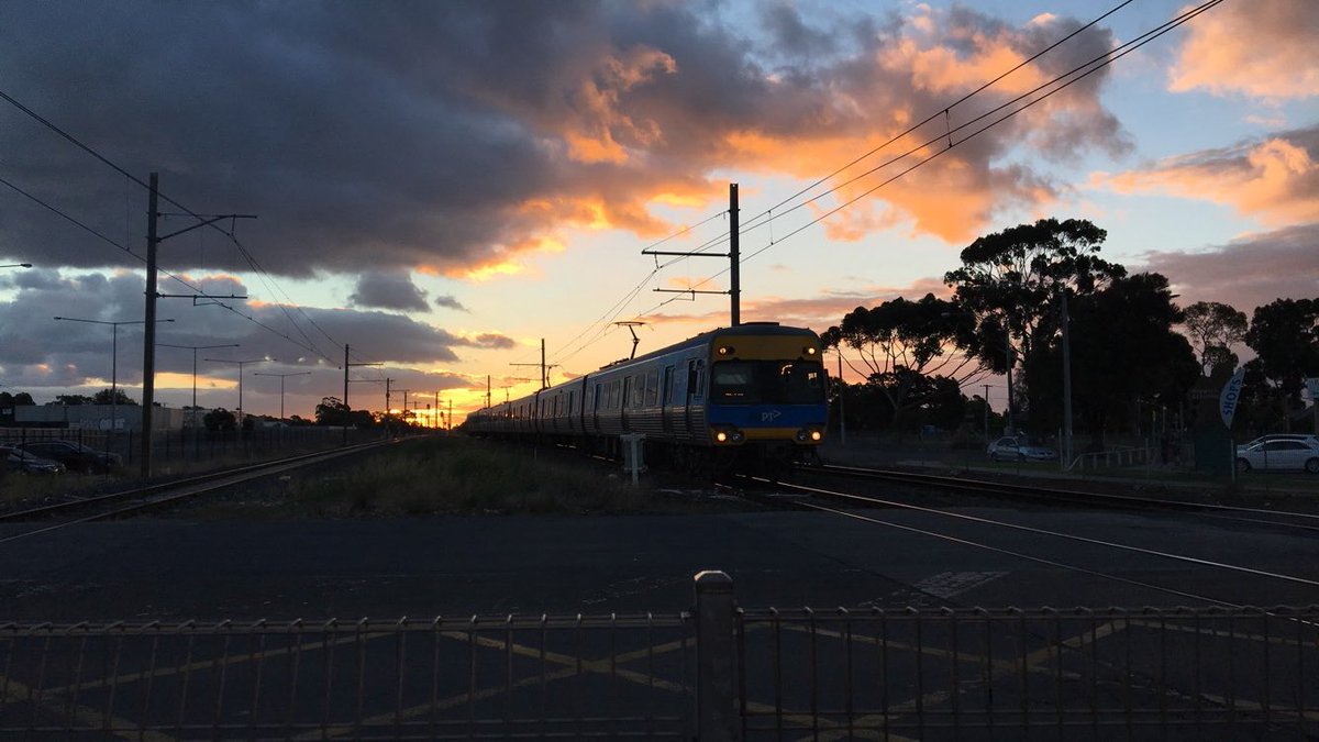 ausweatherpics's tweet photo. @metrotrains this evenings 7:37pm Flinders Street to Werribee and 8:32pm Werribee to Flinders Street trains during this evenings sunset 😊☀️ #sunset #melbourne #beautifulsunset #cloudysunset #cloudy https://t.co/Rsvm69jPO9