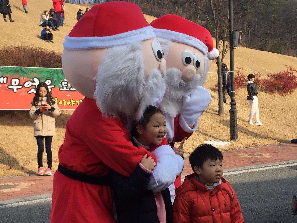 어제는 날씨가 좋아서 사람들아 많았답니다. 오늘은 비가와서 관광객이 별로 없을줄알았는데. 어제랑 비슷하다고 하네요. ~