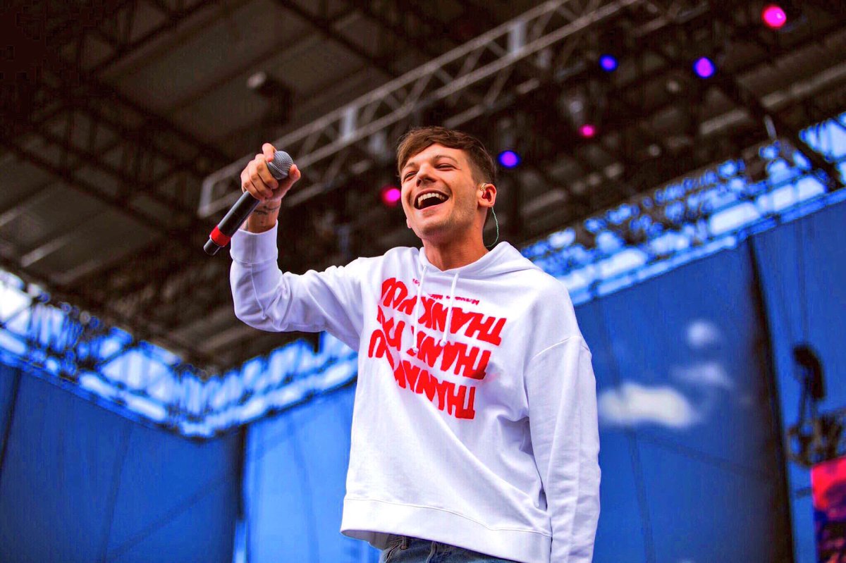 One_D_22's tweet image. １２／２４ . 🎁 🧡
#HappyBirthdayLouisTomlinson

おめでとう！！！🎉🌈
これからもずっと大好き！！❤️
１Ｄでのルイ早く見たいよ！！💭🤭

🌹@Louis_Tomlinson