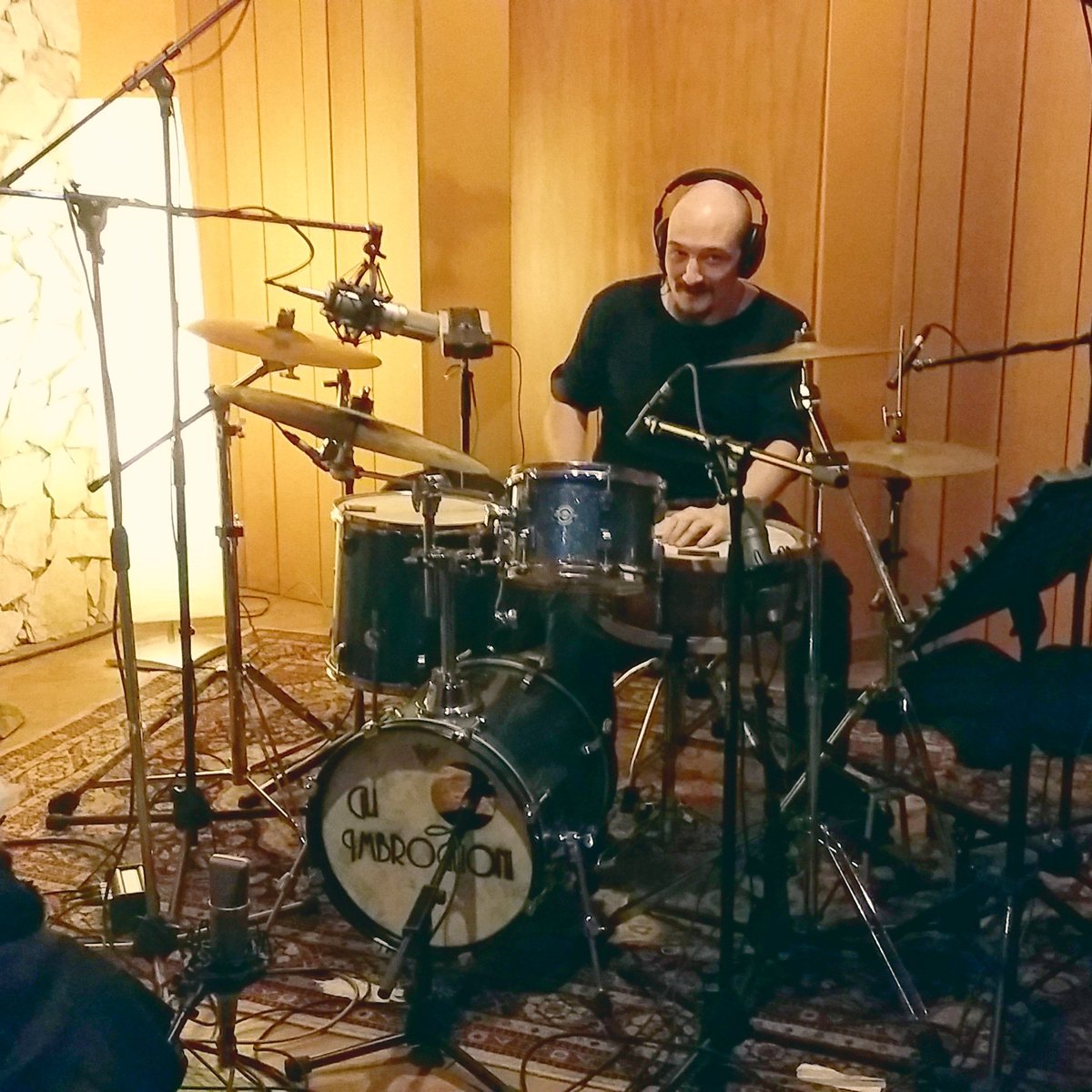 Sessione di registrazione pre Natalizia!
Il disco procede bene... stay tuned!
#gliimbroglioni #swing #recording #newep #studio #drums #xmas