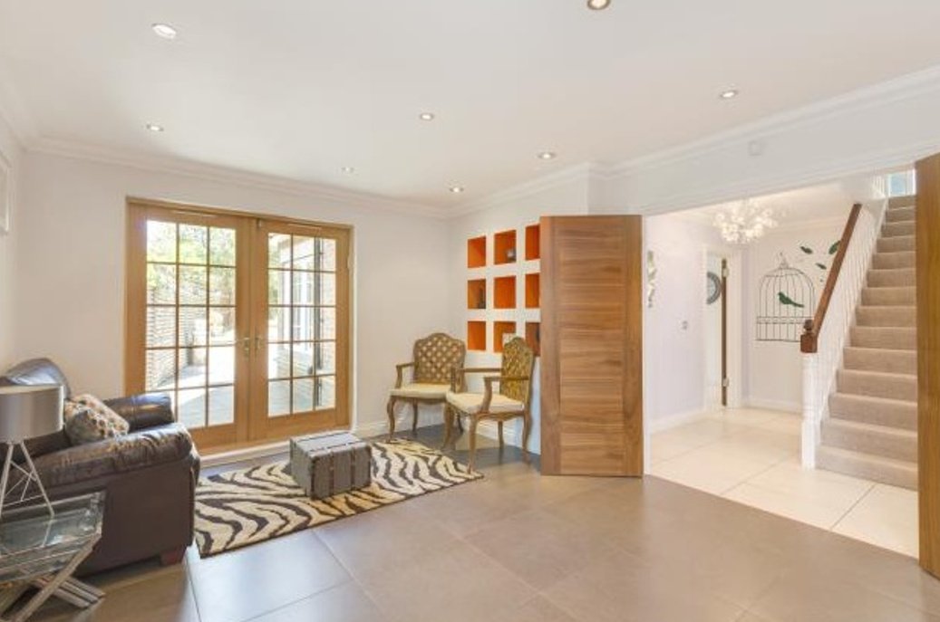 Anscombes's tweet photo. Everything has been finished to an immaculate standard in this luxurious six-bedroom! #London #Home https://t.co/ciKD3Hyngy https://t.co/iKCQGgjfok