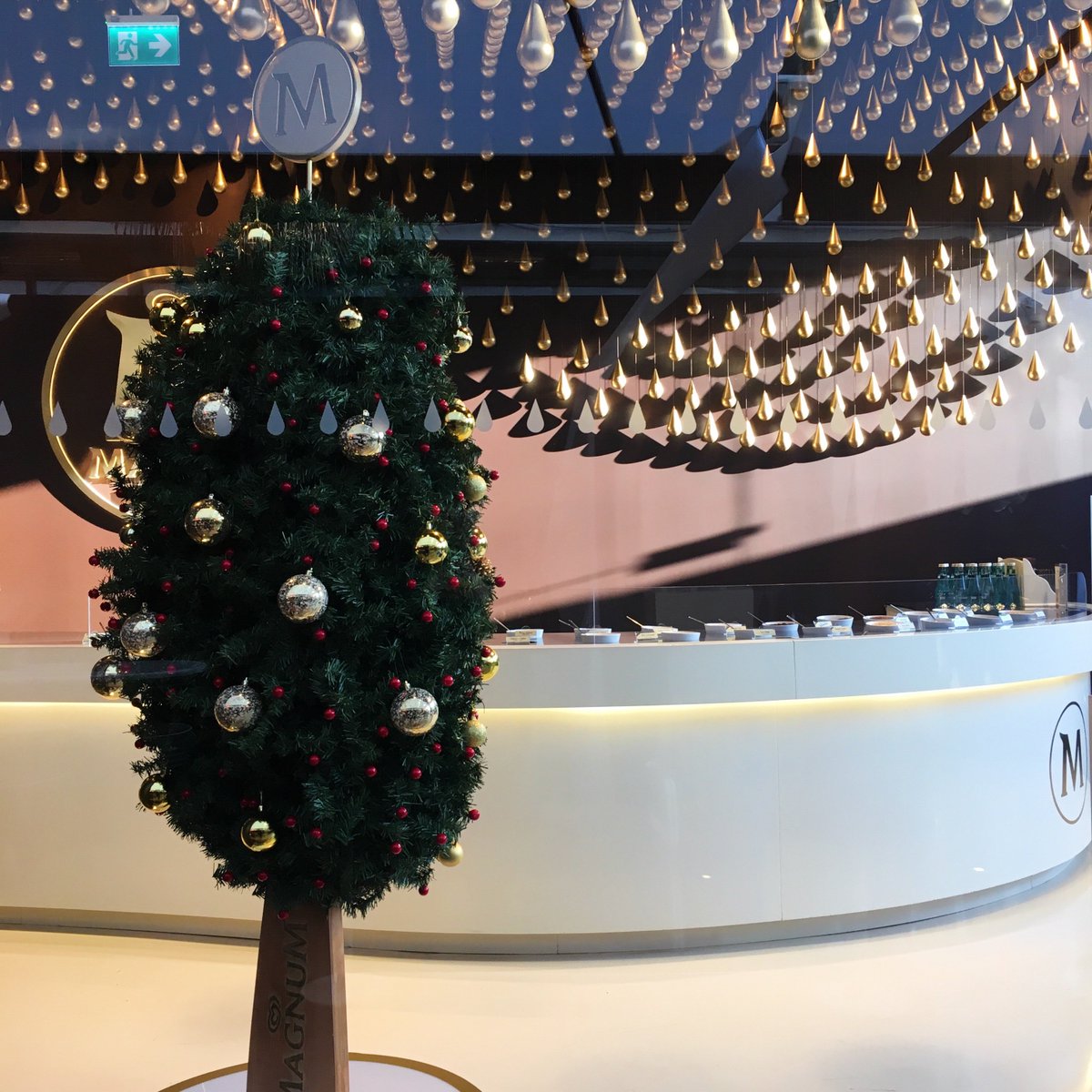 MagnumTurkiye's tweet photo. Bu hafta sonu, kış konseptiyle yenilenen Magnum Store'un yeni tatlı ve sıcak çikolatalarını denemeye ne dersin? #benimmagnumum https://t.co/AOkRNpI7il