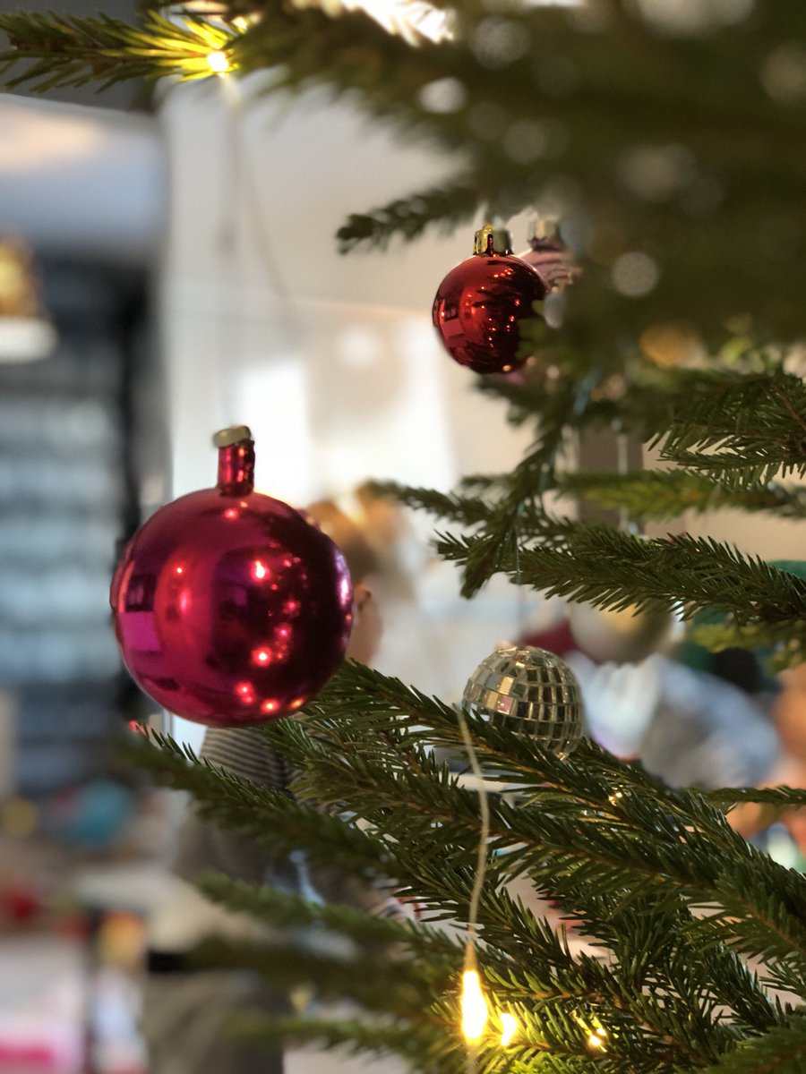 I wish for all of you to have yourself a lovely Christmas Eve spent with your loved ones, eating well and just having a good time ❤️🎄🎅🏼 #MerryChristmas