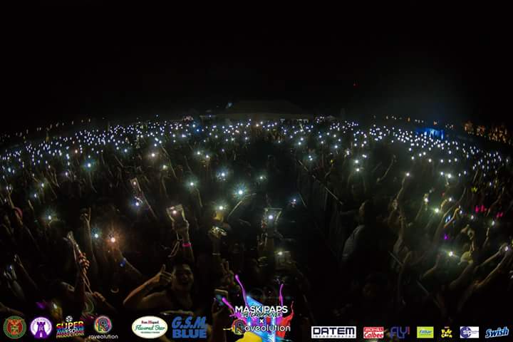 Raveolutionph's tweet image. THANK YOU ALL RAVEOLUTIONARIES FOR BEING SOLID AND FOR THE UNDYING SUPPORT!

As Richard Evans says - It is often in the darkest skies that we see the brightest stars. 

SHINE ON SOLDIERS OF COLOR! Stay colorful and bright! 

WISHING YOU ALL THE MERRIEST OF CHRISTMAS!