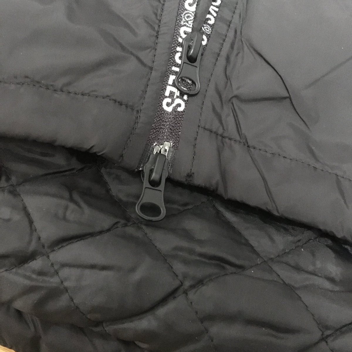 Hype0107's tweet photo. LAからCROOKS &amp; CASTLESのジャケット入荷です♪♪
.
胸に同色のプリントでダブルジップ、着丈は長めに設定されていてラウンド状になってます♪♪
中綿入りのキルティング加工で保温性も抜群です♪♪
厚すぎず薄すぎずで使い勝手のいいジャケットだと思います♪♪ https://t.co/XJMBmuZMO1