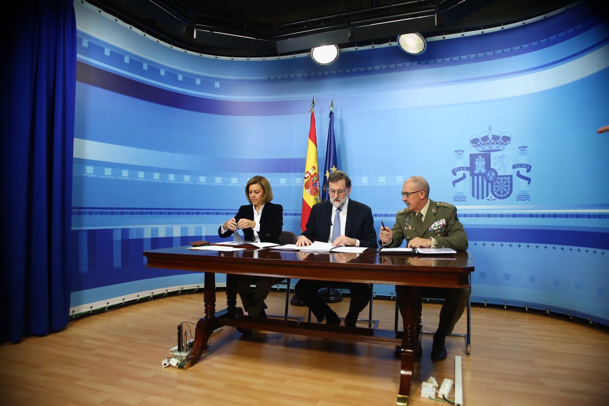 dsn's tweet photo. El Presidente del Gobierno, @marianorajoy, felicita la Navidad a los militares españoles desplegados en el exterior y muestra su sincero y profundo agradecimiento por lo que hacen: “proteger a España y a los españoles. La primera de las obligaciones de un Estado”. https://t.co/gdNMq3EpD3