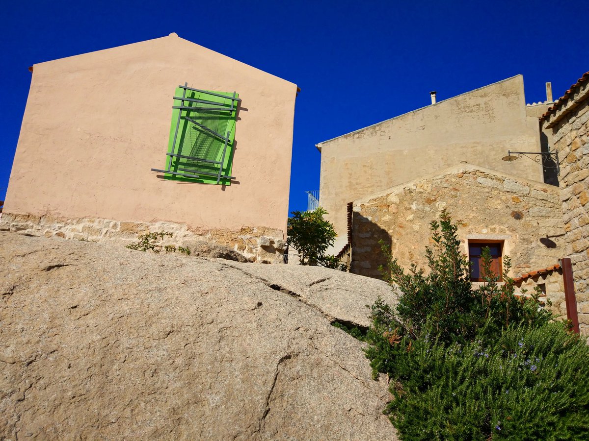 FlanierenSarda's tweet image. Da qualche giorno sono iniziate le riflessioni sull'anno che si appresta a concludersi. Come ci sentiamo? Ci sentiamo felici, soddisfatte del cammino finora fatto, della direzione, dei luoghi raggiunti, delle persone incontrate e di noi stesse...💙🌿 #Aggius #Gallura #Sardegna