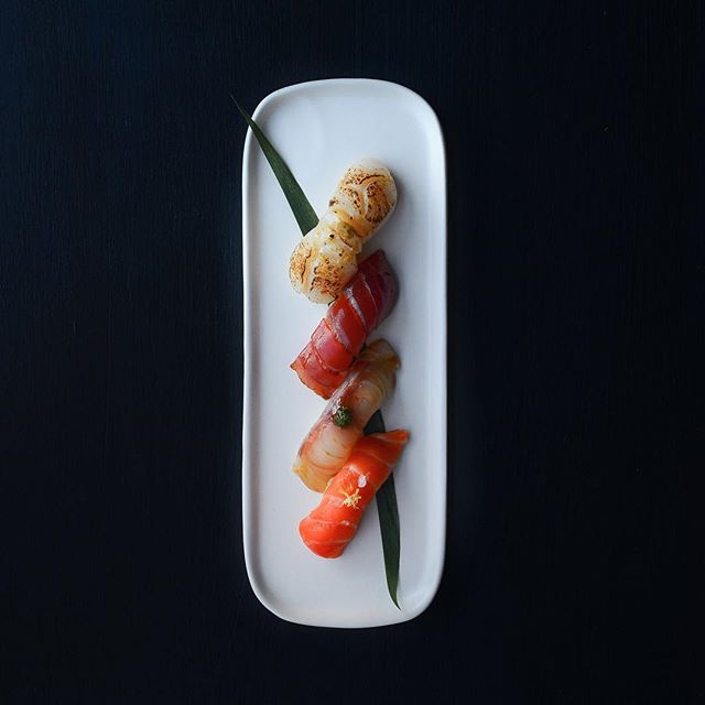 May your days be merry and your flavors bright! Absolutely gorgeous Yakumi Bamboo Sushi 📷: @rachelshootsfood #orakingsalmon