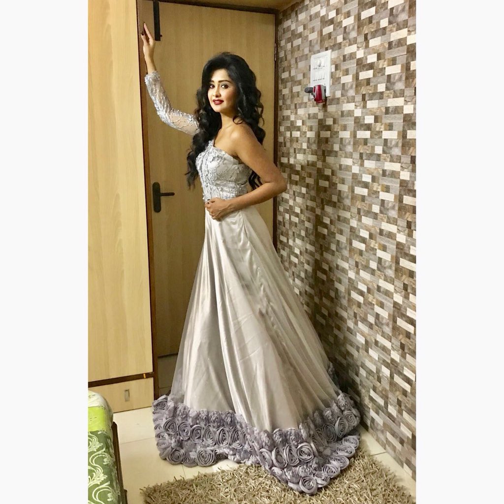 SinghKanchiii01's tweet photo. Happiness is wearing a beautiful dress that makes you feel beautiful 💝💖

#weddingscenes #weddingseason #weddingready https://t.co/abBrlj9yZ0