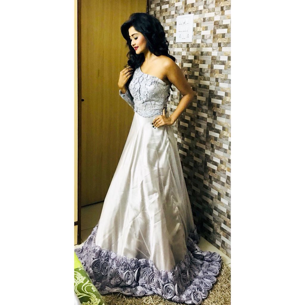 SinghKanchiii01's tweet photo. Happiness is wearing a beautiful dress that makes you feel beautiful 💝💖

#weddingscenes #weddingseason #weddingready https://t.co/abBrlj9yZ0
