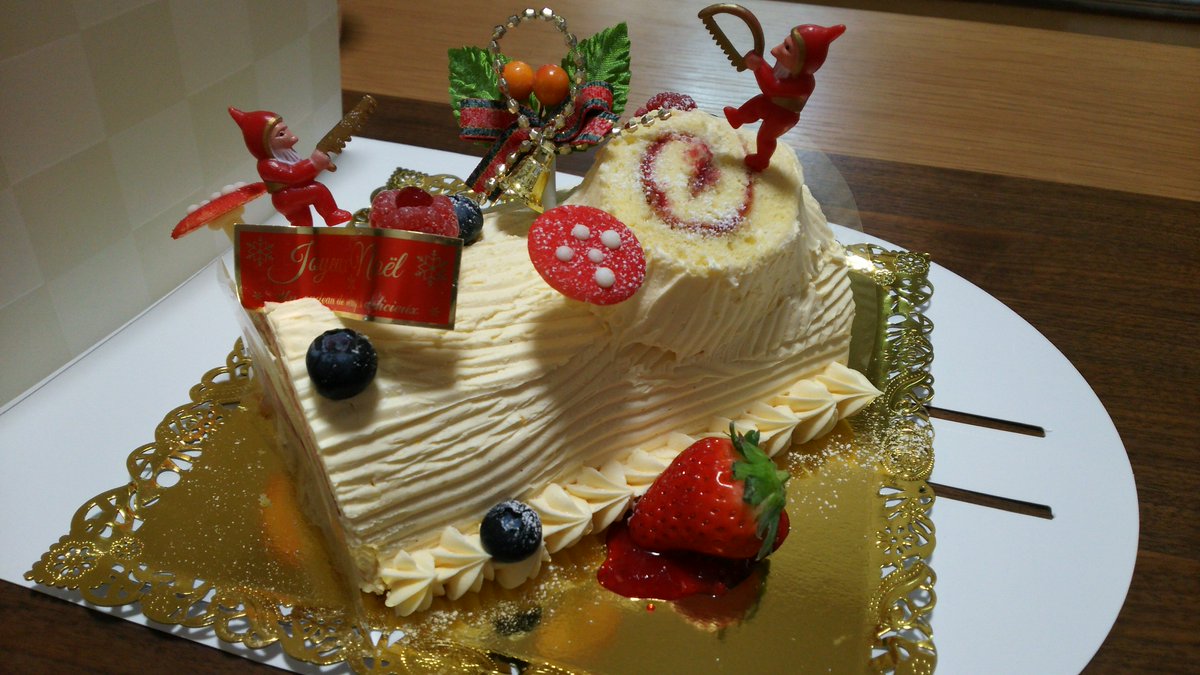 なのは 今年の クリスマスケーキ は クラブハリエ の バターケーキ とっても美味しかった ケーキの箱にかわいい サンタさん のイラストが 毎年予約してるけどイラストを描いてもらえたのは初めてかも