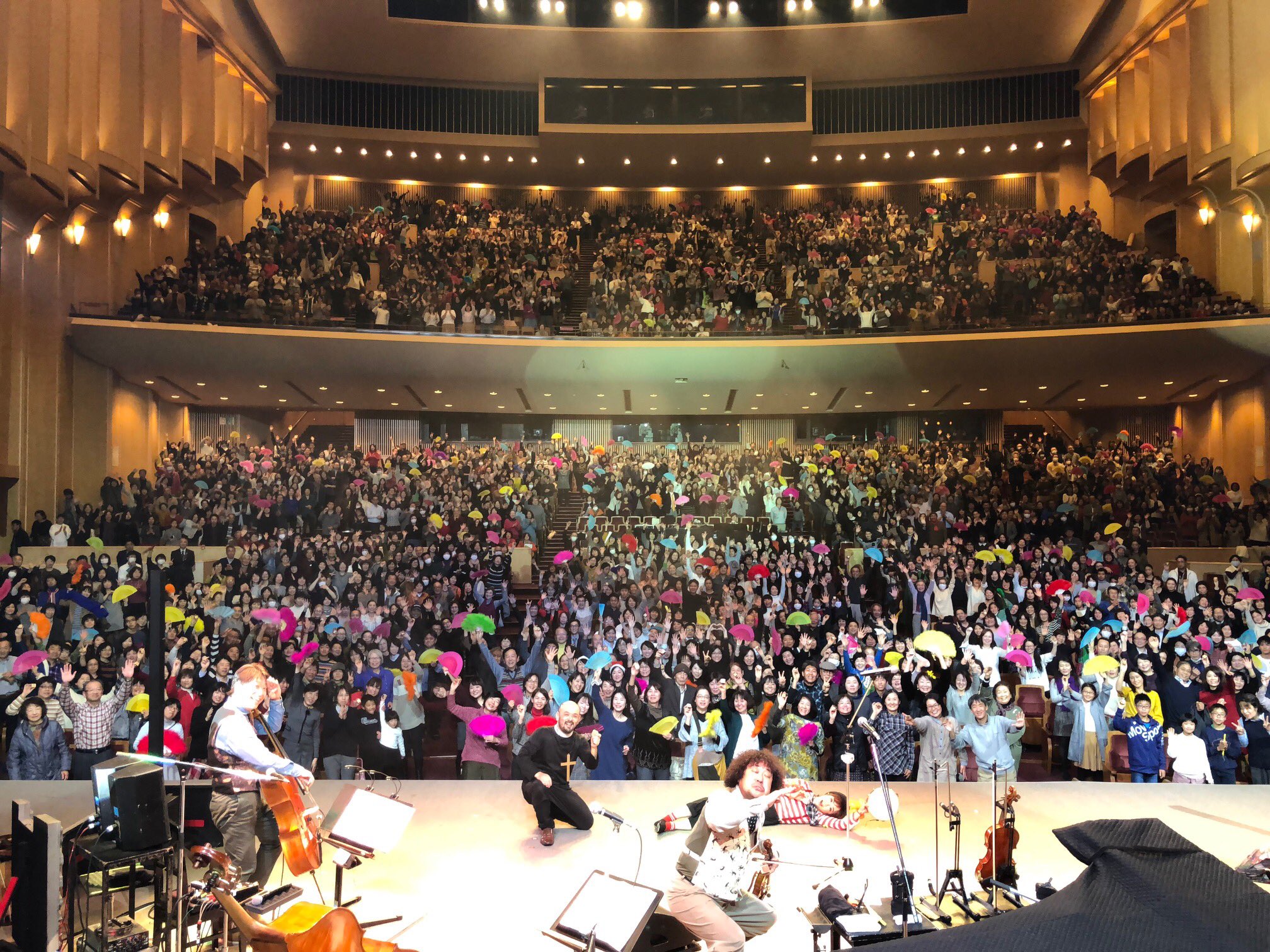 葉加瀬太郎 ツアー４７本目 長崎公演無事終了しました 来てくださった皆様大変ありがとうございました 楽しかったね さあ残すところあと三公演 明日は福岡です またガンバルンバです メリークリスマス Photo By トゥーリオ