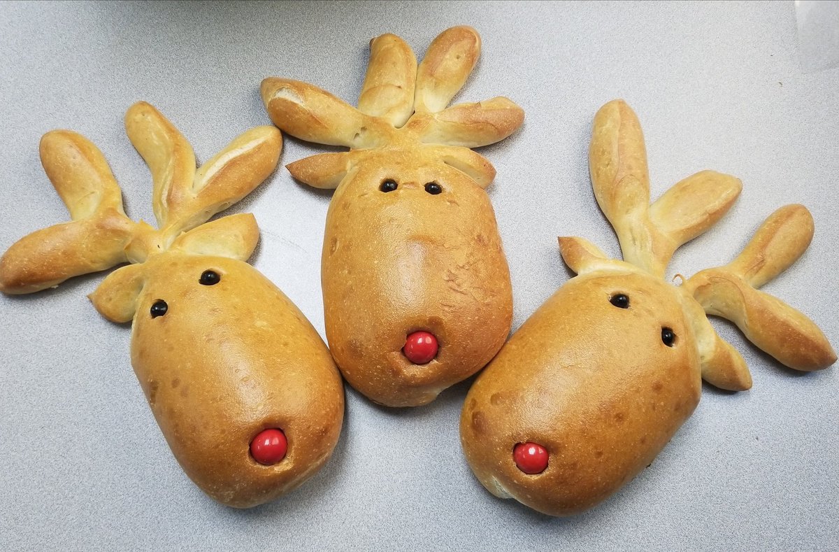 ConshyBakery's tweet photo. Merry Christmas Eve! We are open until 2p! Stock up for tomorrow's @Eagles game too!#ChristmasEve #wecloseat2 https://t.co/8SJ4tyKgJ1