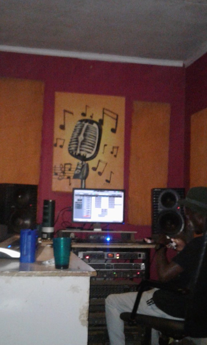 One2zone1's tweet image. Because we love what we do.
#StudioTime
#IntoYomntuNgeyam
#Gqom