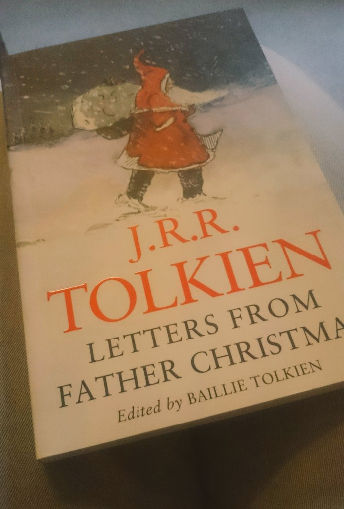 Daenadis's tweet image. Christmas reading 😊 🎅🎄#Tolkien #happy #cosy #Christmas
