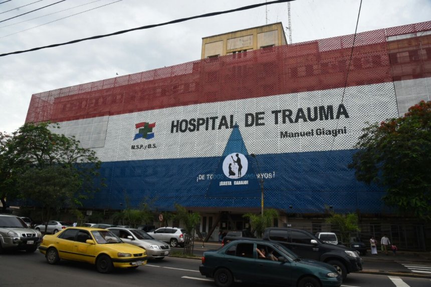 ABCDigital's tweet photo. ¿Te preguntabas quién hace los carteles del Hospital de Trauma?
El Dr. Aníbal Filártiga se animó a decir #NiUnaMenos, elaborando él mismo el nuevo cartel del centro asistencial. 

https://t.co/K8L9t4jqrn https://t.co/Zgyy8Eww6a