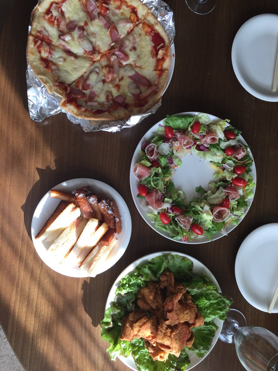 ましゅここあ Auf Twitter クリスマスディナーとかトレンドにありましたが わが家はクリスマスランチにしました 中でも簡単なのに見栄えがよかったのがリースサラダ あとはスーパーで買ったピザや 専用のスパイス使ったプライドチキンなど ケーキは夜食べました