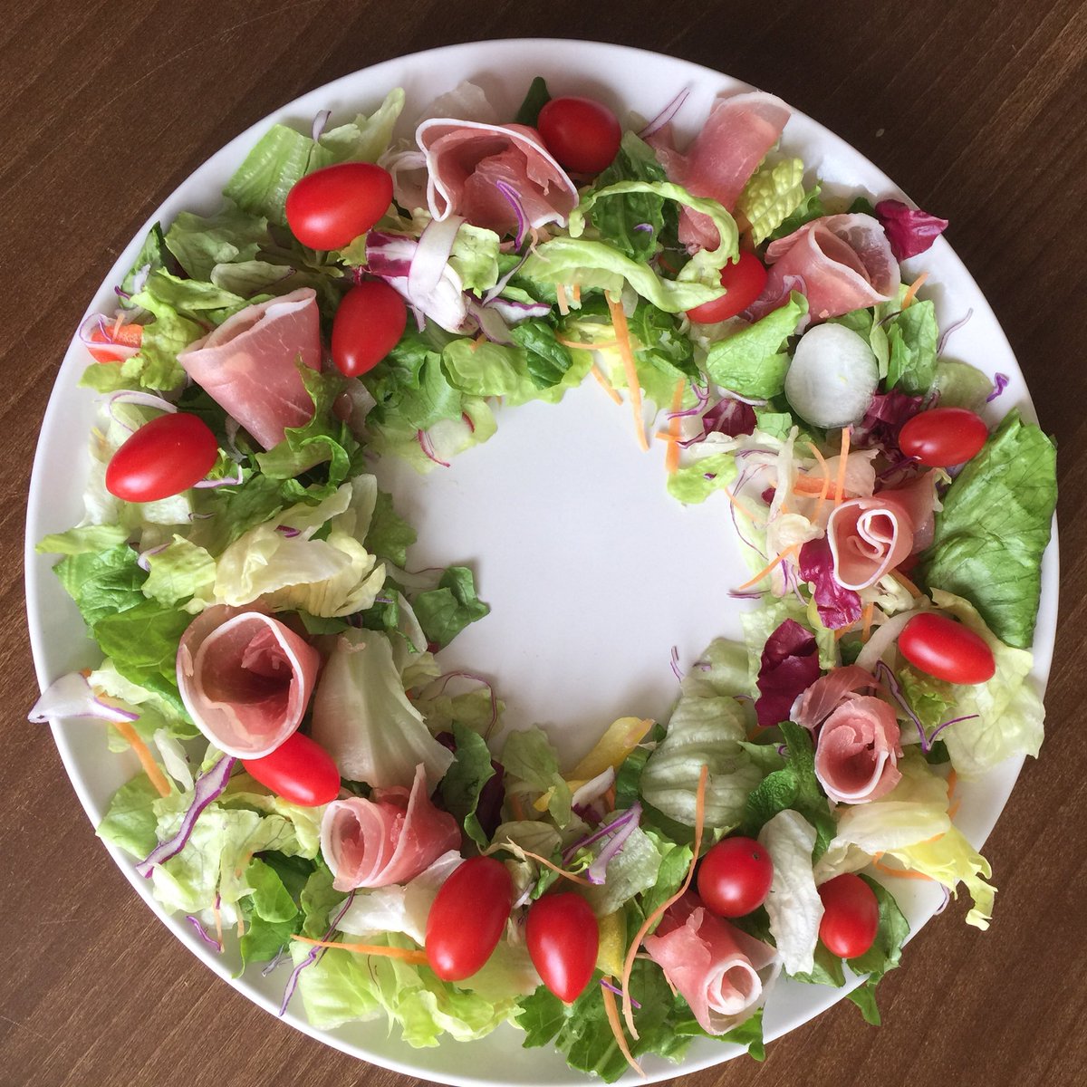 ましゅここあ Auf Twitter クリスマスディナーとかトレンドにありましたが わが家はクリスマスランチにしました 中でも簡単なのに見栄えがよかったのがリースサラダ あとはスーパーで買ったピザや 専用のスパイス使ったプライドチキンなど ケーキは夜食べました