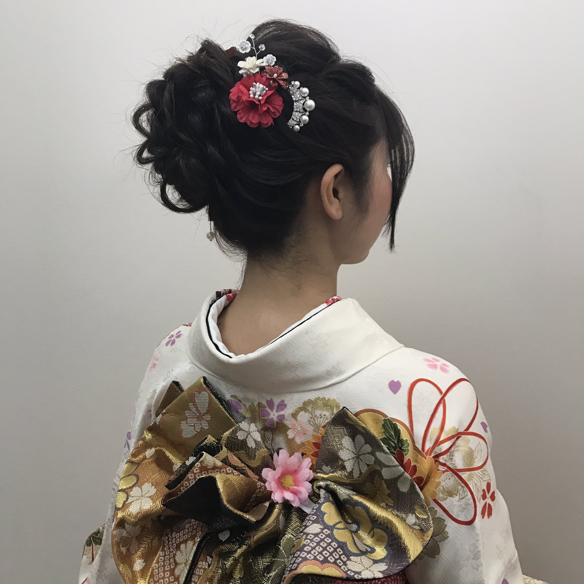 画像 成人式3人目はこんな感じ 今回低めのシニヨンが多かったけど こちらは高めお団子 ボリューミーに柔らかく仕上げました 可愛かった 着物ていいですね あ Matomehub まとめハブ