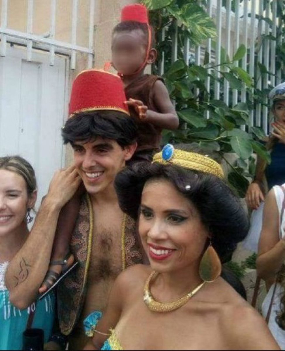 photo d'article de 2016 : Un couple de parents brésiliens s'est déguisé en Aladdin et Jasmine et a grimé son enfant adoptif noir en singe Abu (porté sur les épaules du père), ce qui n'a pas été du goût de tout le monde…